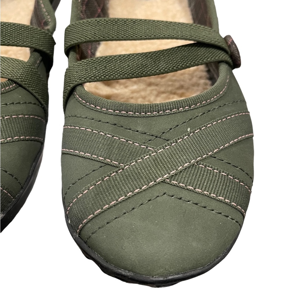 PRIVO by CLARKS Breast Cancer Awareness Shoes - Picture 2 of 9